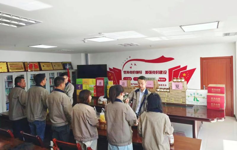 情系職工，夏送清涼&mdash;&mdash;朝物開投公司開展夏日送清涼活動(dòng)