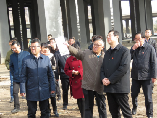 省委常委、西寧市委書記王曉在青海省物產(chǎn)集團(tuán)總公司黨委書記、總經(jīng)理王玉輝陪同下，深入青海物產(chǎn)朝陽物流園區(qū)。